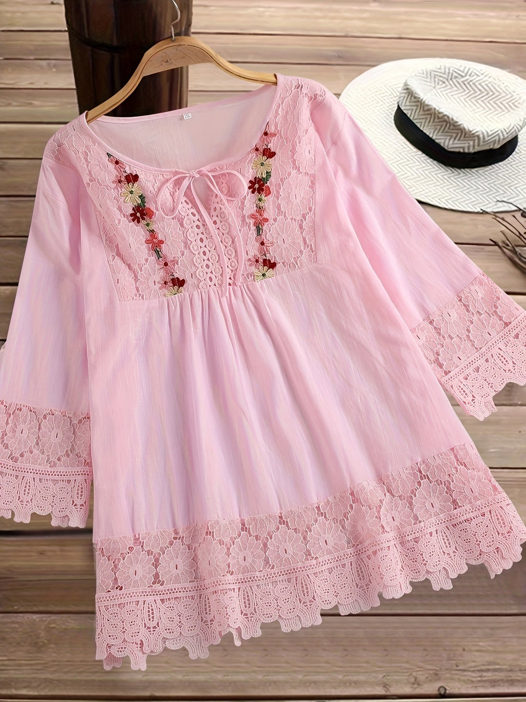 Camicetta elegante in pizzo patchwork con scollo a V